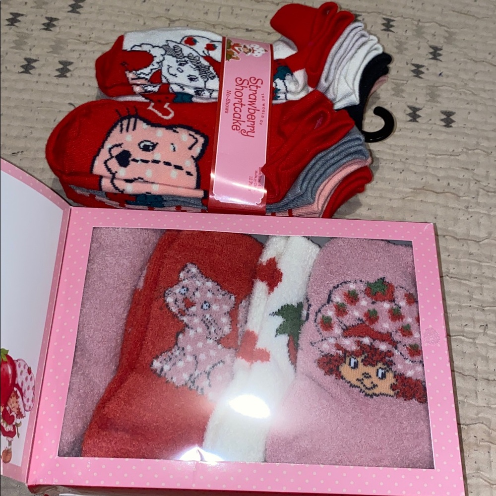 NEW 16 pairs strawberry shortcake socks